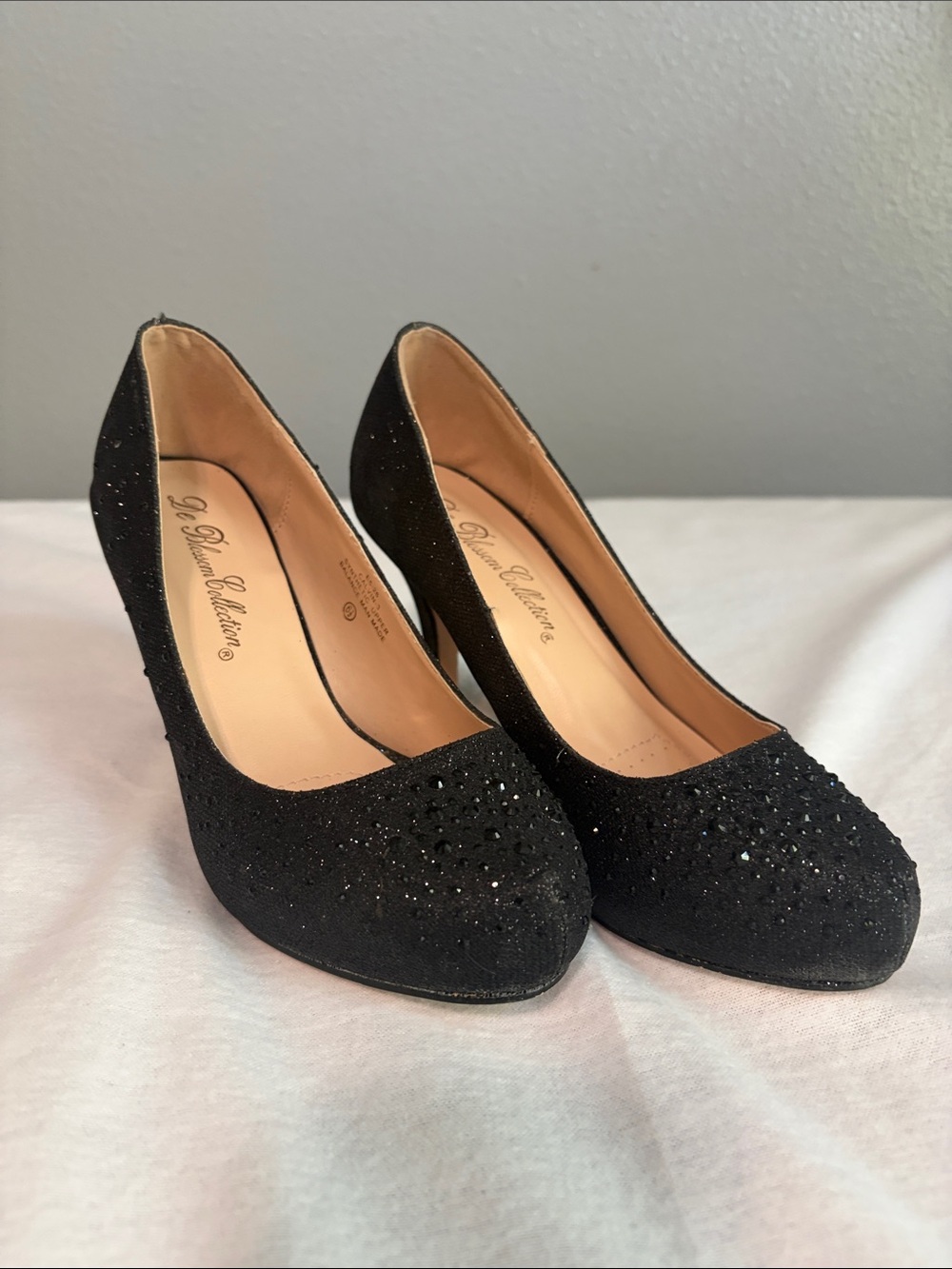De Blossom CollectionBlack Embellished Women's Pumps. Size 6.5